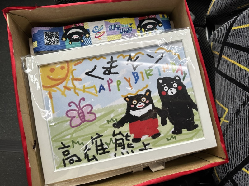 高雄熊3月親手為熊本熊手繪的生日賀卡。   圖：高雄市觀光局提供