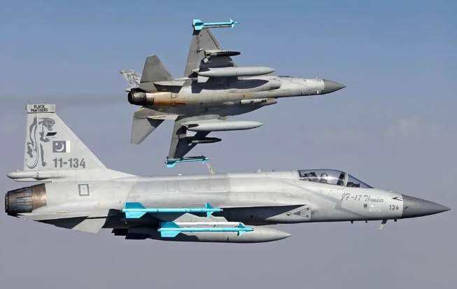 中國與巴基斯坦合製的梟龍戰機。 圖 : 翻攝自第一軍情