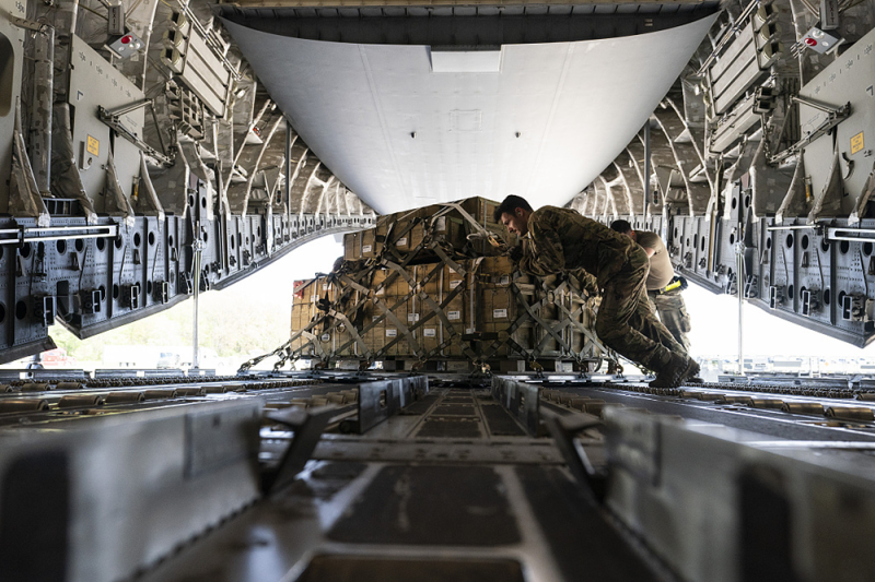 美國多佛空軍基地將砲彈引信等軍資運往烏克蘭。   圖：翻攝自澎湃新聞
