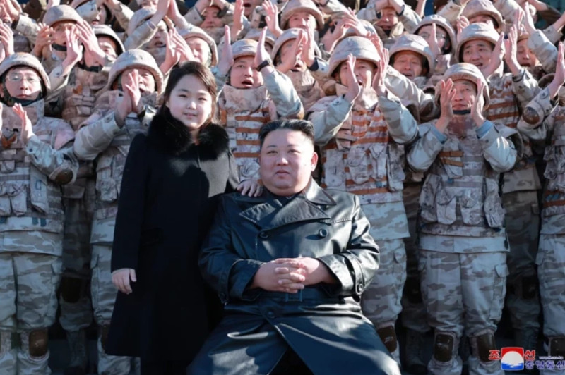 北韓領導人金正恩與韓士兵。   圖 : 翻攝自朝中社