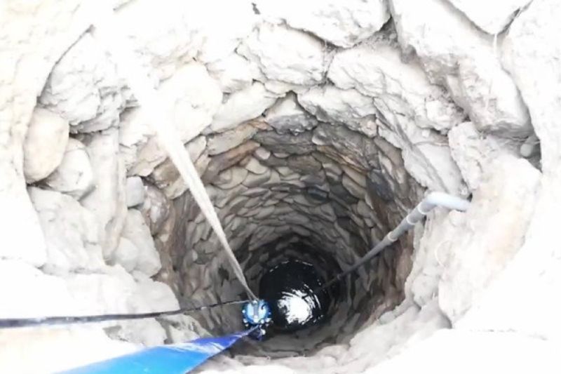 日本Youtuber抽取一個幾十年沒用過老井的水，就為調查裡面藏有什麼生物。   圖／Youtube：うごめ紀