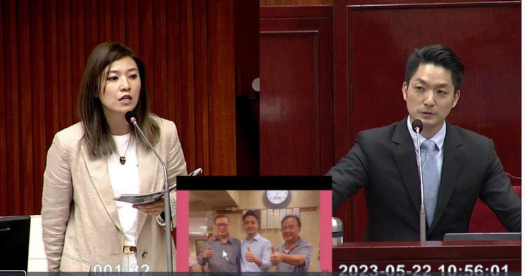 顏若芳（左）公布蔣萬安（右）與陳正修搭肩比讚合照，蔣萬安強調不認識。   圖：截自台北市議會YouTube