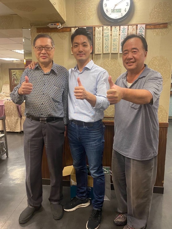 台北市長蔣萬安（中）去年10月與陳正修合照。   圖：台北市議員顏若芳提供