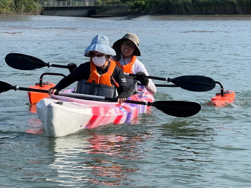 「新北市水域活動體驗營」身障獨木舟為特製獨木舟，歡迎身障朋友來體驗水上活動的樂趣。   圖：新北市體育處提供