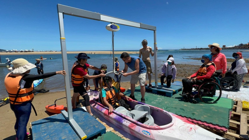 「新北市水域活動體驗營」首開身障獨木舟場次，將有移位機協助身障朋友。   圖：新北市體育處提供