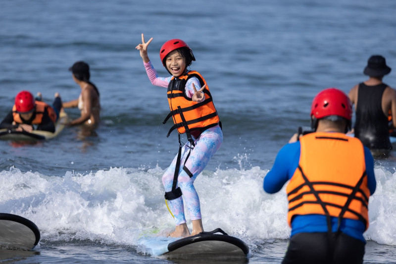 「新北市水域活動體驗營」衝浪免費玩。   圖：新北市體育處提供