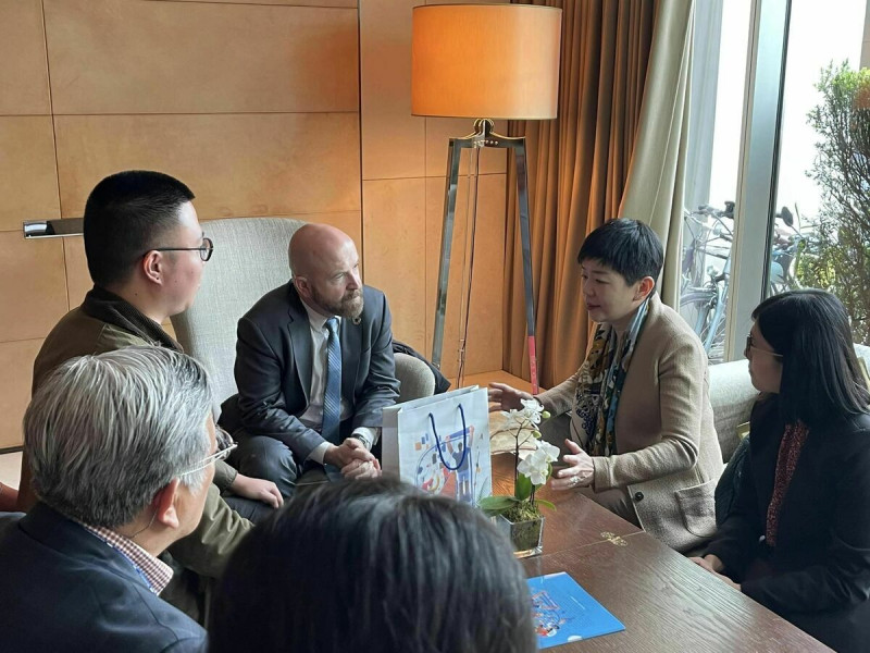 台灣醫界聯盟基金會執行長林世嘉等一行人遊說瑞士國會議員Hon Nicolas Walden支持台灣加入WHO。   圖：取自林世嘉臉書