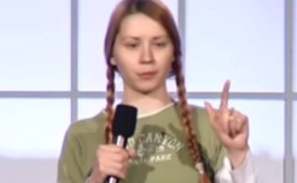 俄國橋牌天才選手米拉·安東諾娃 (Mila Antonova )。   圖 : 翻攝自YouTube
