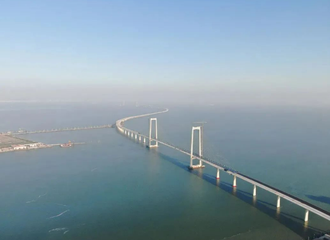 被譽為「超級工程」橫跨珠江口、連接廣東深圳和中山的深中通道大橋，預計 2024 年建成通車。   圖: 翻攝自中國澎湃新聞
