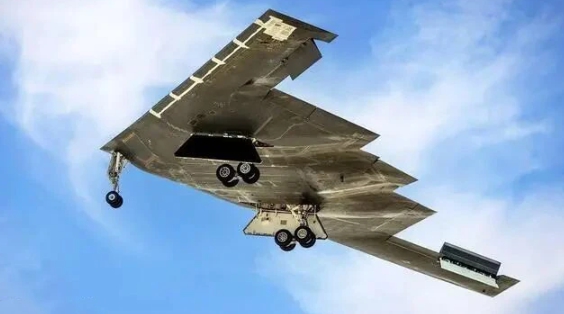 渾身打滿補丁的「喬治亞精神」號 B-2 轟炸機。   圖 : 翻攝自臉書