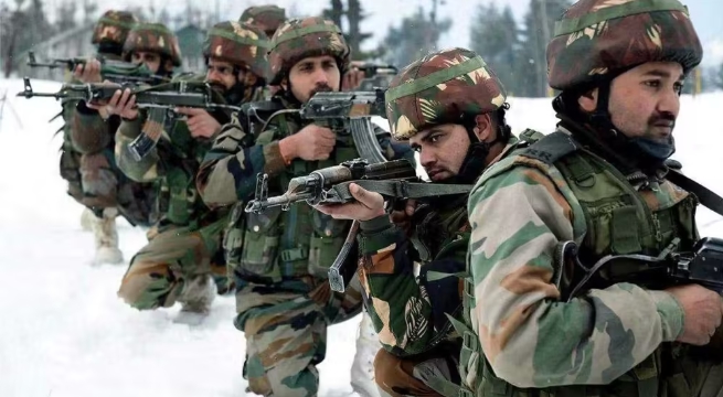 印軍在中印邊界舉行雪地作戰演練。   圖 : 翻攝自騰訊新聞/包明說