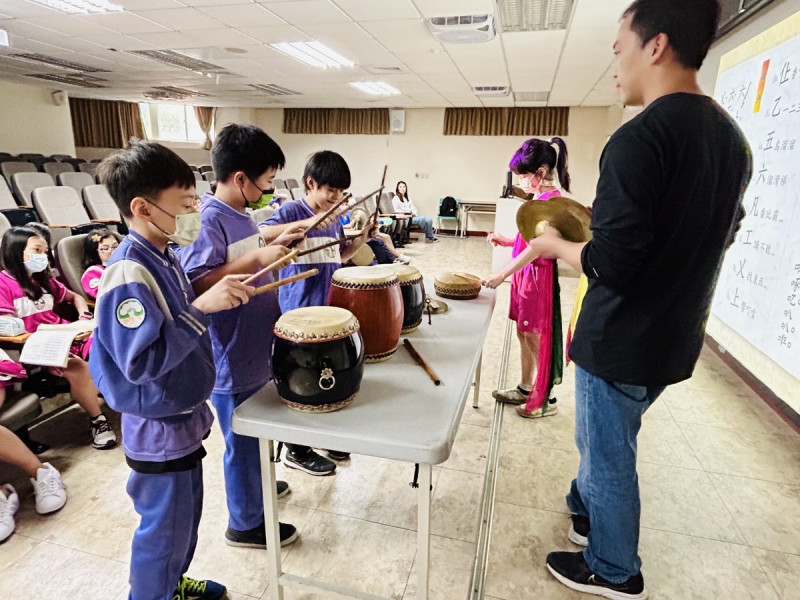 淡水鄧公國小5年級學童分組練習北管樂器，體驗「傳統重金屬」震撼力。   圖：新北市文化局提供