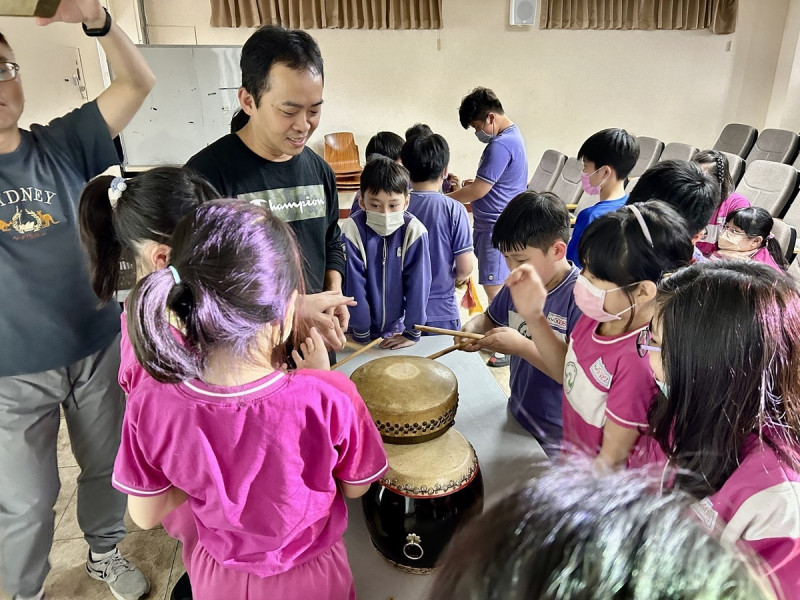 淡水鄧公國小5年級學生透過實際操練傳統樂器而對北管音樂產生興趣。   圖：新北市文化局提供