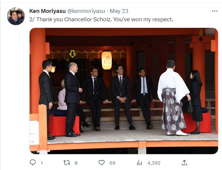 參加G7高峰會的歐盟主席馮德萊恩（後排左起）、馬克宏、杜魚道與蘇納克等人，都隨興坐在神社欄杆上，沒有人制止。   圖：翻攝自森安健推特