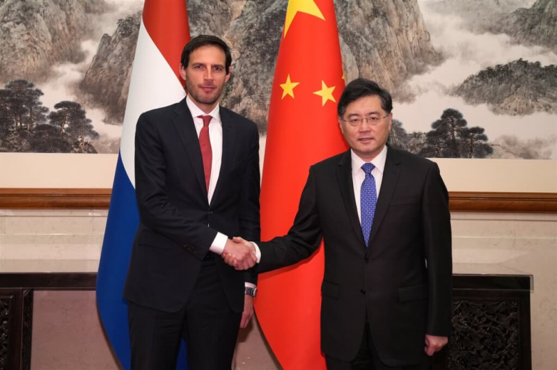 荷蘭外交部長胡克斯特拉（左）23日會晤中國外長秦剛（右），當面告知秦剛對中國威脅記者表達憂心。   圖：翻攝推特