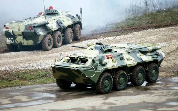 俄邊防軍陸上部隊的重裝備，只有 BTR-80 和 BTR-82 之類的輪式裝甲車。   圖 : 翻攝自浩外同學