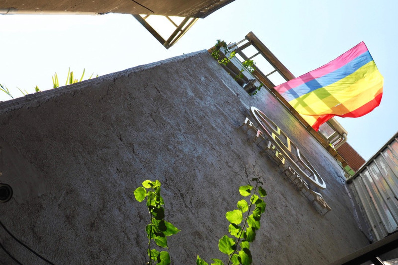 性別友善旅宿掛出彩虹旗支持性別平權。   圖：高雄市觀光局提供