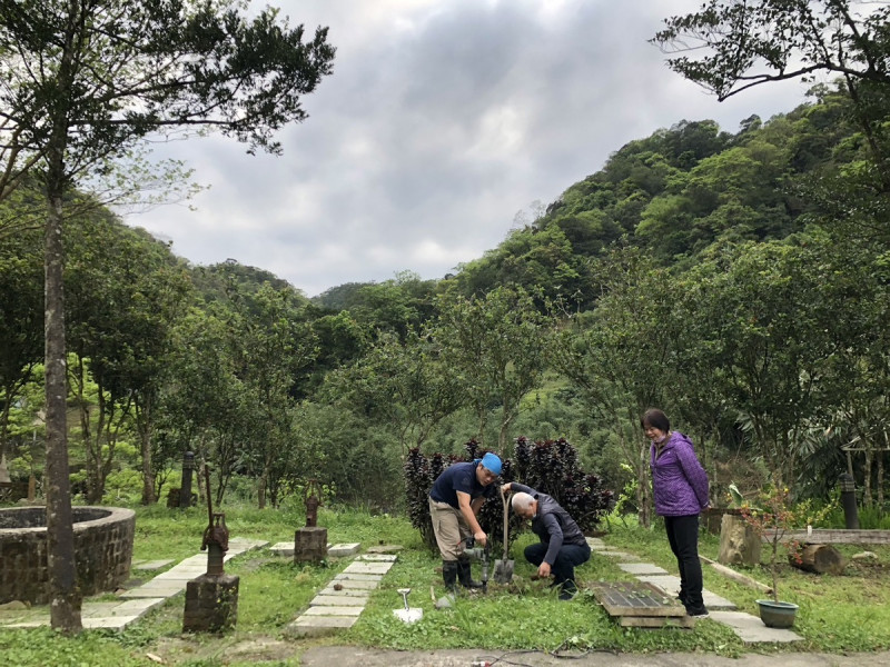 校友們為優化分班內生態環境進行校園內生態河渠道的開挖，營造更優質的學習環境。   圖：新北市教育局提供