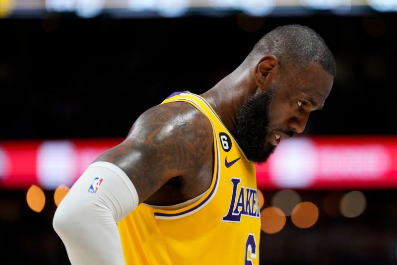 LeBron James傳出可能考慮退役的消息，不過外界並不認為他會就此高掛球鞋。   圖／美聯社／達志影像