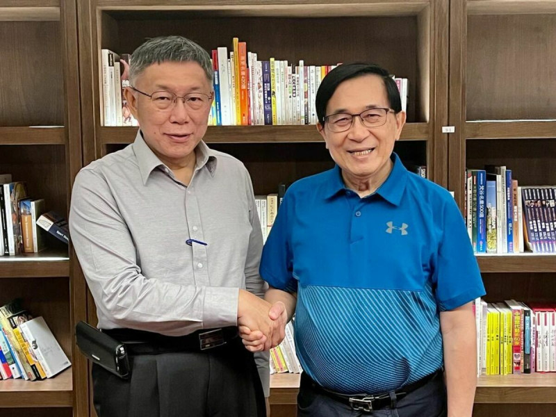 柯文哲昨天到台南參訪，私下與陳水扁碰面，陳水扁釋出兩人握手的合照。   圖：翻攝陳水扁臉書