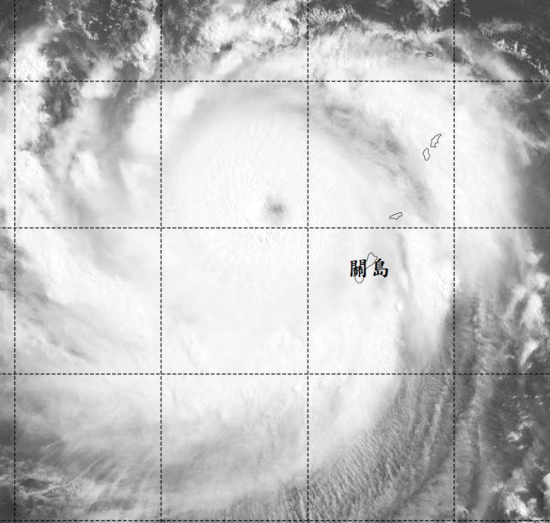 強颱瑪娃離開關島後，再度增強為強烈颱風。   圖：取自鄭明典臉書