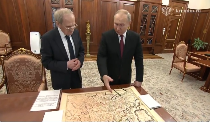 俄羅斯總統普丁（右）與該國憲法法院主席佐爾金一起檢查1張17世紀繪制的東歐地圖，聲稱「人類歷史上從未有過烏克蘭」，卻被同一張地圖打臉。   圖：翻攝自max seddon推特影片