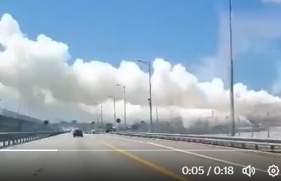 連接俄羅斯本土與克里米亞的克赤大橋又再冒出濃煙。   圖 : 翻攝自推特