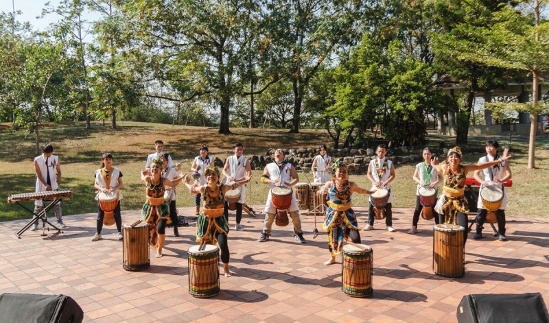 首場活動將在6月3日晚間六點半，新莊新月廣場盛大開幕舉辦，由新莊國中鼓藝團以「鼓響新莊」擊響2023新北市鼓藝節的第一聲。   圖：嬉班子樂團提供