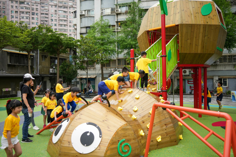 民生公園打造具有昆蟲造型的特色遊具。   圖：淡水區公所提供