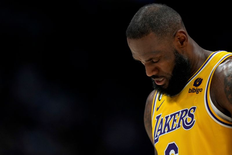 「詹皇」LeBron James可能會先在今年夏天進行手術，以解決自己右腳肌腱撕裂的問題。   圖／美聯社／達志影像