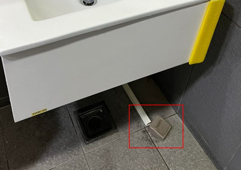 網友使用公共廁所時，發現水龍頭的開關竟然使用「腳踩」，讓他感到非常新鮮。   圖／路上觀察學院
