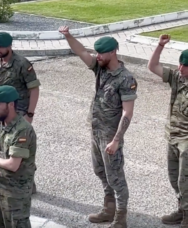 在烏克蘭新兵準備返國時，一同受訓的西班牙士兵向他們道別，有人舉起拳頭以示友情。   翻攝自：推特用戶「 NOELREPORTS」