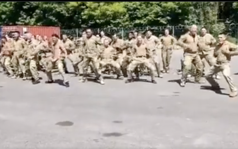 紐西蘭士兵跳著當地原住民毛利人的戰舞，以示對烏克蘭的支持。   圖：翻攝自烏克蘭國防部官方推特