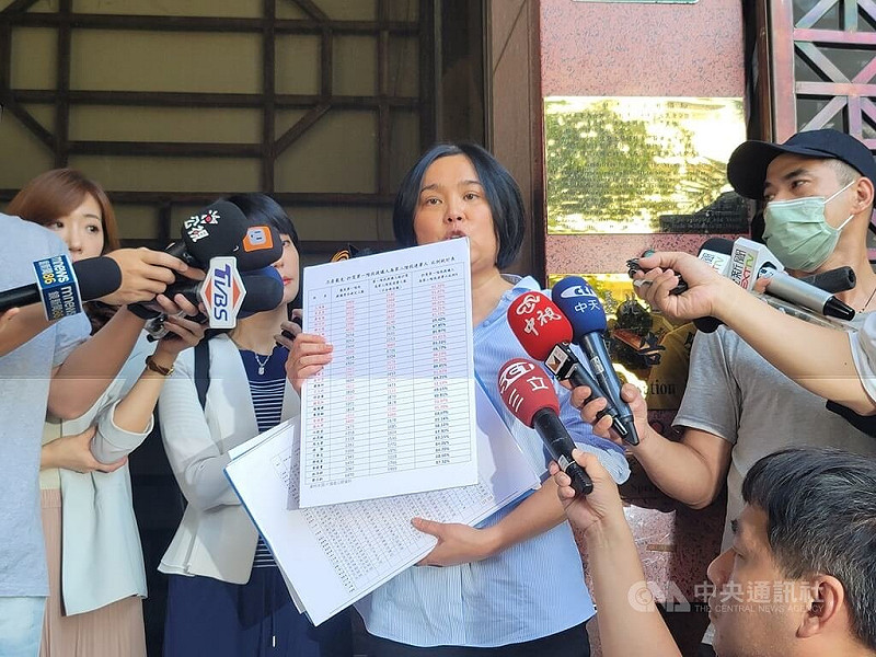 國民黨立委陳玉珍（中）25日代表黨中央、立法院黨團到台北地檢署，告發5個台北市罷免藍委團體涉犯偽造文書及個人資料保護法等罪，質疑二階連署重複多。中央社記者謝幸恩攝 114年6月25日&nbsp;&nbsp;&nbsp;