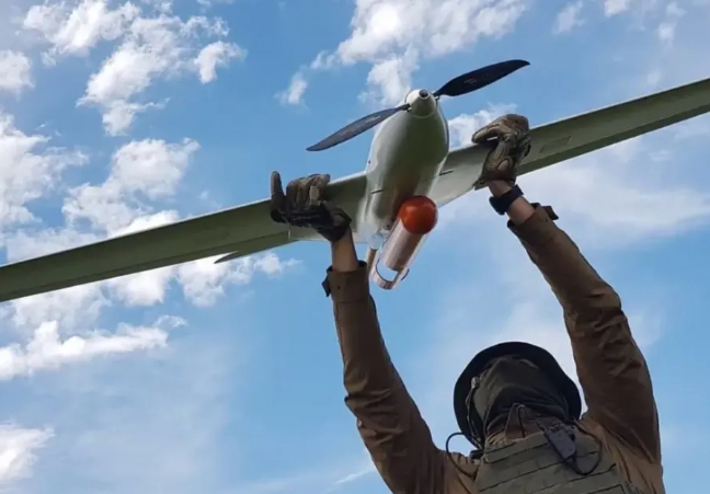 俄軍在研究發展廉價又可攜帶炸彈做自殺攻擊的無人機。   圖 : 翻攝自浩外同學