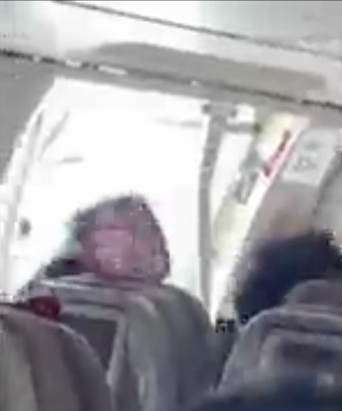 韓亞航班被迫在艙門打的情況下降落，幸無人跌出機外。   圖：翻攝自推特