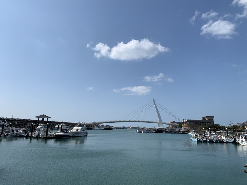 情人橋與港區風景。   圖：新北市漁業處提供