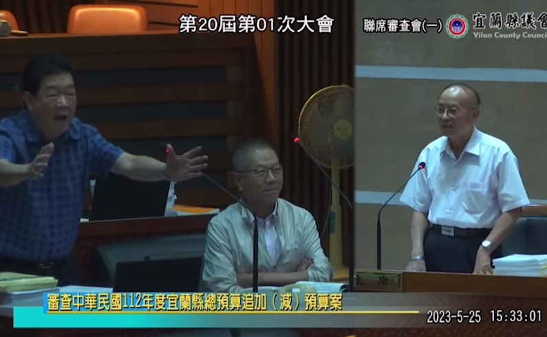 國民黨議員黃浴沂（左）怪罪被偷窺的女消防員「不鎖門引誘人家」   圖：宜蘭縣議會直播