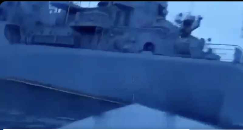 烏克蘭自殺攻擊無人艇撞上「伊凡庫爾斯」號的前一刻。   圖：翻攝自烏克蘭國防部官方推特