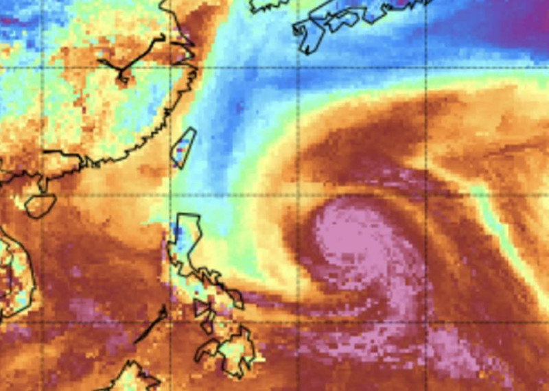 氣象局長鄭明典臉書發文表示，颱風外圍下沉乾區接近台灣。   圖／翻攝自鄭明典臉書 