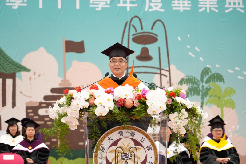 台灣大學今（27日）早舉行畢業典禮，校長陳文章致詞時以「態度、感恩、利他」3個精神鞭策同學，並舉黃仁勳為例，讚頌他即便功成名就，仍舊抱持謙虛的態度。   圖：台大提供