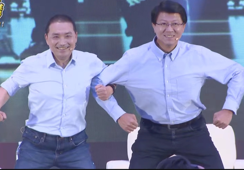 侯友宜與謝龍介kuso日前與館長的「蟹型」健美姿勢。   圖：翻攝自YouTube「董事長開講」