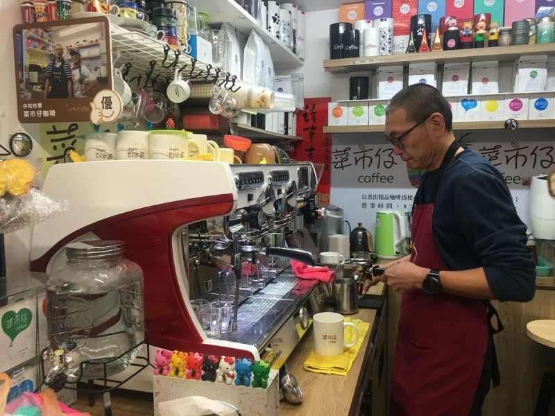 老闆張世昌表示，咖啡學是一門廣而深的行業，創業初衷除了自己對咖啡的熱愛之外，只為了煮好咖啡給大家喝。   圖：新北市市場處提供