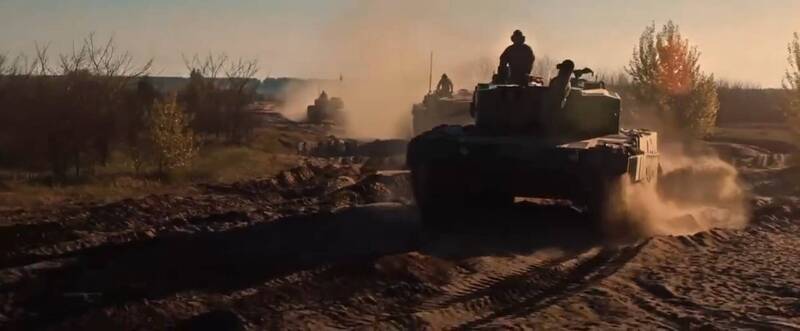 烏克蘭武裝部隊總司令扎盧日內Po出一段影片，內容顯示烏克蘭軍隊顯然在日出時進行訓練。   圖：翻攝推特