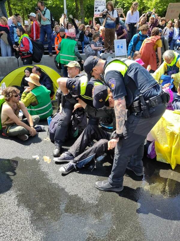 荷蘭警方表示，跨國環保團體「反抗滅絕」27日在海牙發動示威，共有1500多人被捕。   圖片來源:twitter.com/NLRebellion