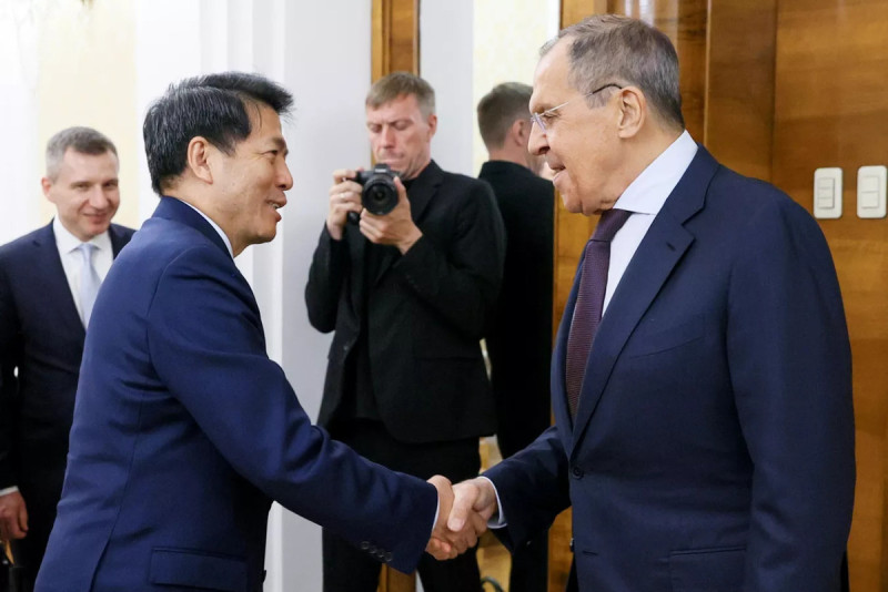 俄羅斯外交部長拉夫羅夫和來訪的中國政府歐亞事務特別代表李輝26日討論解決烏克蘭衝突的前景。   圖：翻攝俄羅斯外交部網站