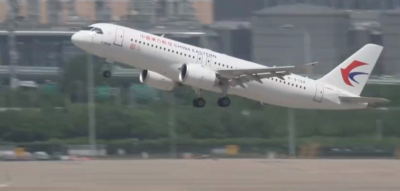 中國第１架國產客機於今(28)日正式執飛。   圖：翻攝自人民日報臉書