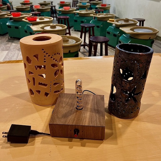 鶯歌科技中心結合鶯歌在地特色陶瓷與回收木的工藝作品，不只美觀還能教育孩子對資源的永續循環利用。   圖：新北市教育局提供