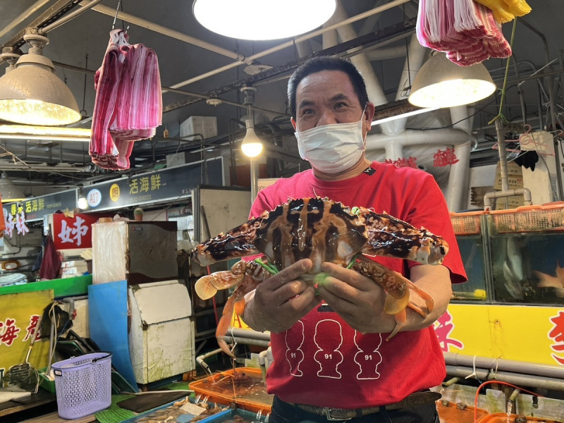 富基魚市的攤商「阿舅」拿起新鮮的花蟹展示，這可是重達3斤的極品，肉質非常飽滿。   圖：新北市漁業處提供