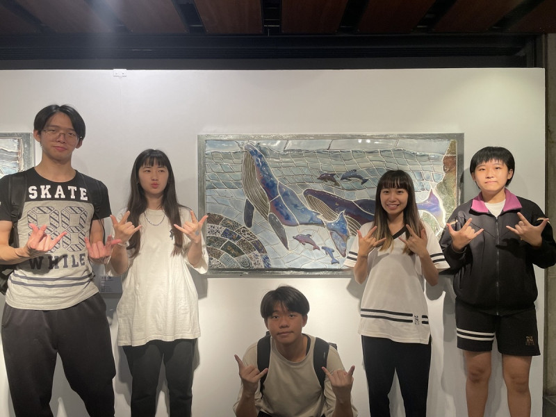 高子喬、李為勤、鄭孟宸、羅予辰、楊淨嵐（左至右）《流浪大師》，以海底世界做為發想，用鯨魚與沉船做為流浪的代表，釉色豐富。   圖：鶯歌陶瓷博物館提供
